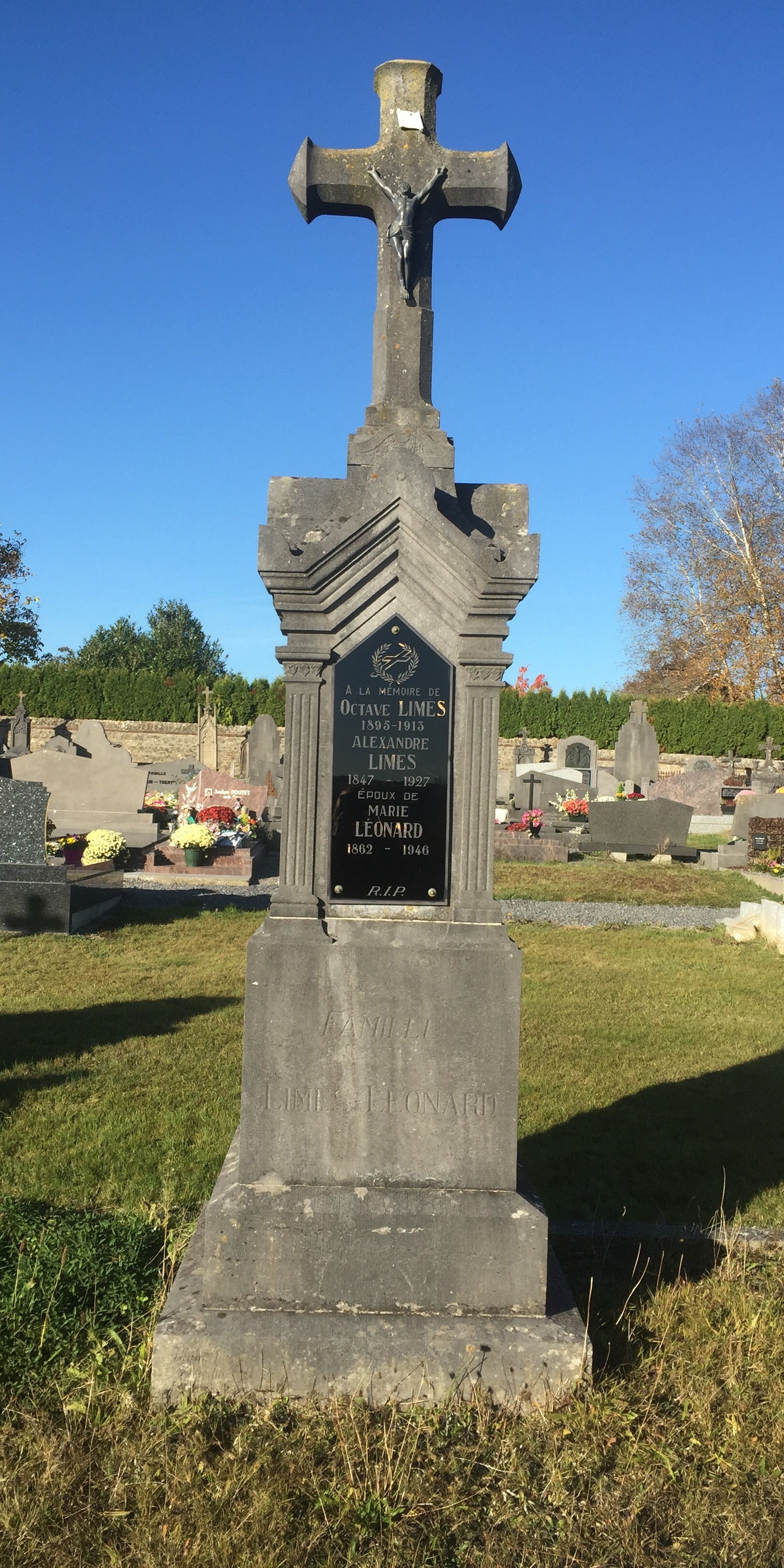 tombe d'Alexandre Limes et Marie Léonard et de leur fils Octave Limes (cimetière d'Etalle)