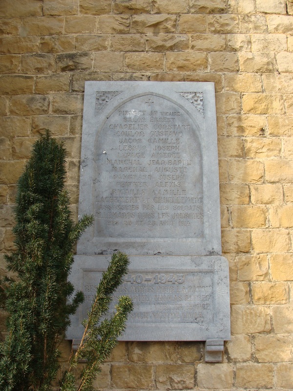 Plaque en hommage aux habitants d'Etalle tués par les soldats allemands en août 1914.