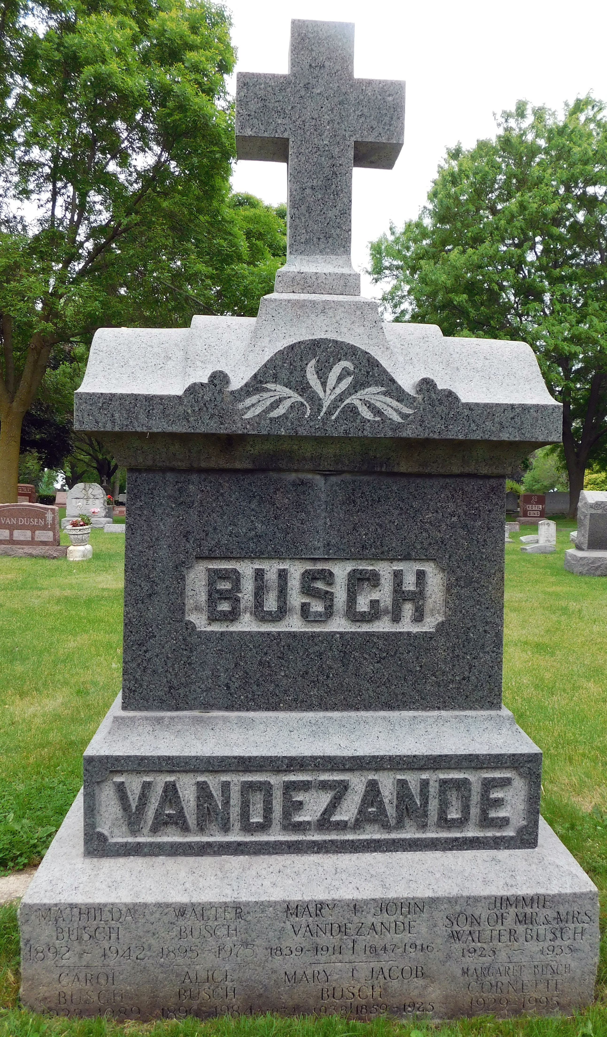 grave (family Busch Vandezande, Allouez Catholic Cemetery, Green Bay, Brown County, Wisconsin, 1911-1995)